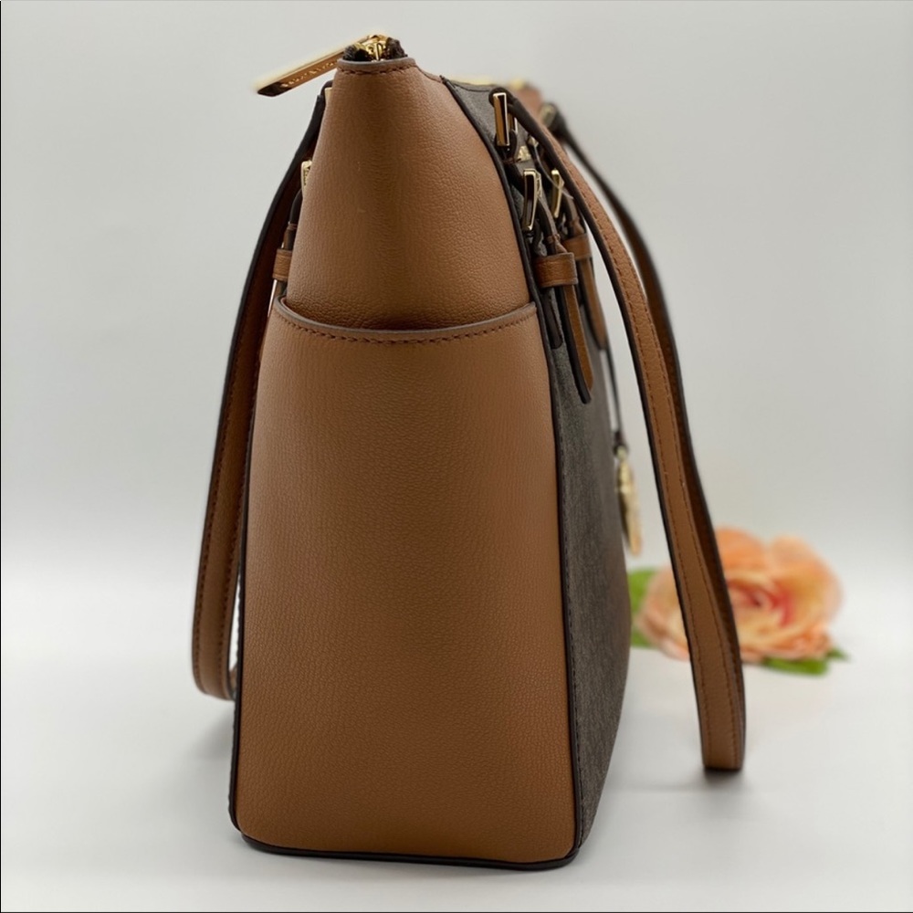 MICHAEL KORS CHARLOTTE LG TZ TOTE BROWN SIGNATURE - Picture 2 of 13